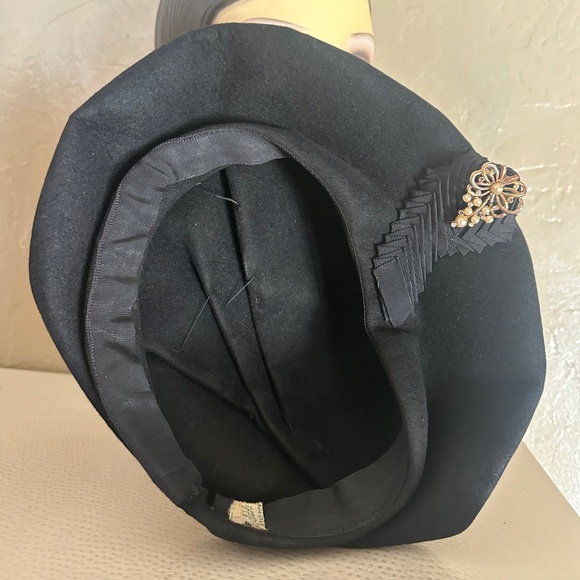 FASHIONABLE 1940s\' BLACK FELT INTRICATELY FOLDED BERET + GROSGRAIN TRIM + BROOCH main image 11